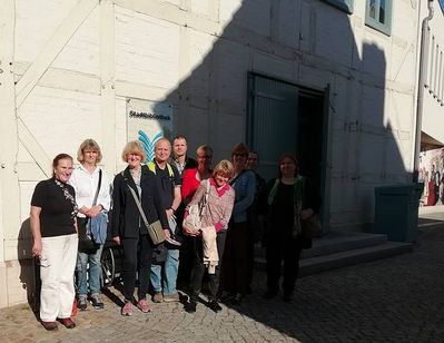 Gruppenfoto LG Mecklenburg-Vorpommern in Stavenhagen mehrere Personen der Landesgruppe Mecklenburg-Vorpommern stehen vor der Bibliothek in Stavenhagen